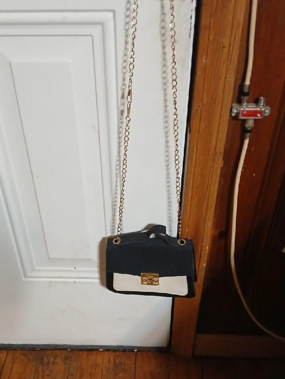 Stylish Two-Tone Chain Crossbody Bag - Black & White